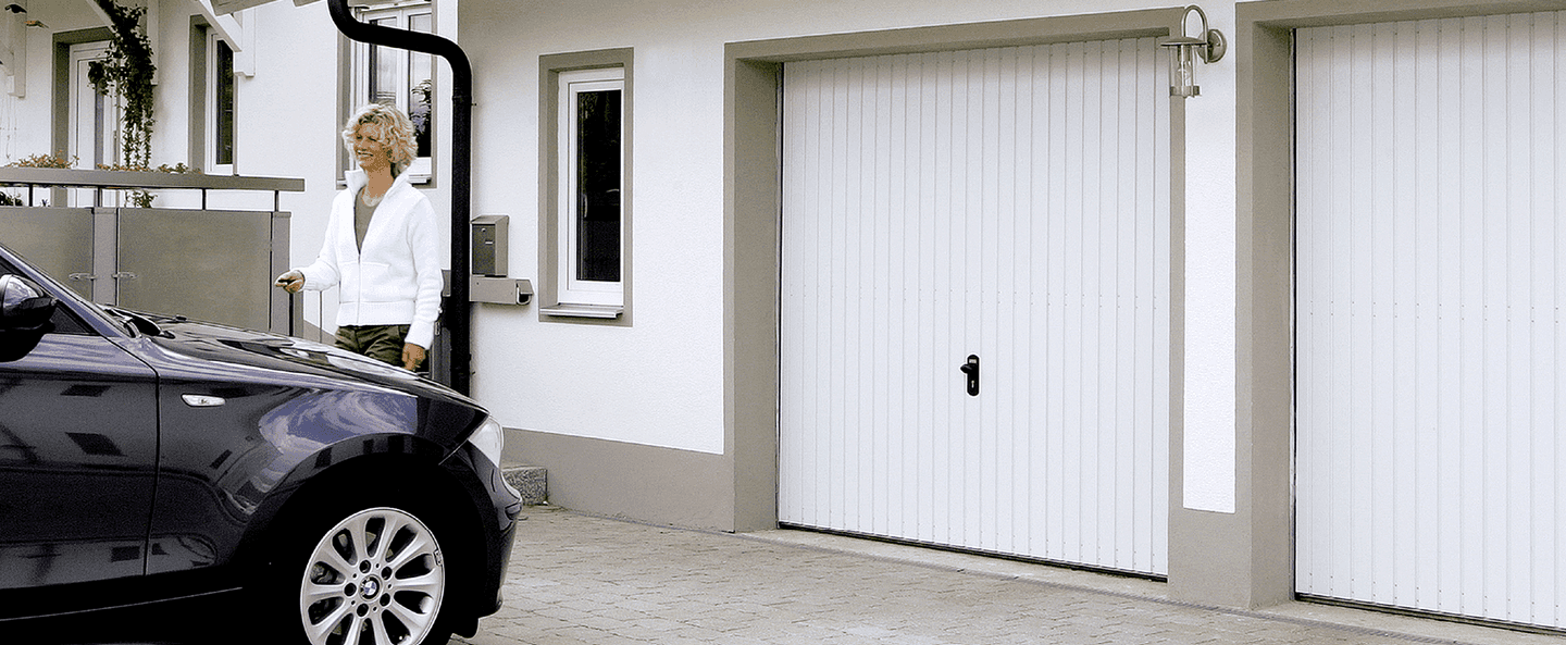 One-piece door Prominent in traffic white