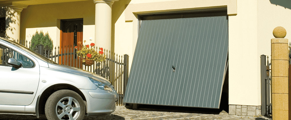 One-piece door Prominent in light aluminum