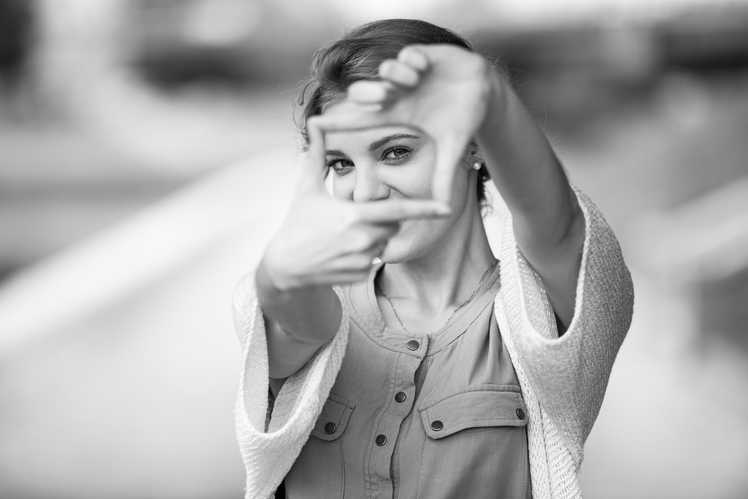Woman symboling frames with her fingers